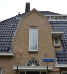Een hoog raam geeft licht op de overloop.
              <br/>
              Richard Keijzer, 2014-08-10